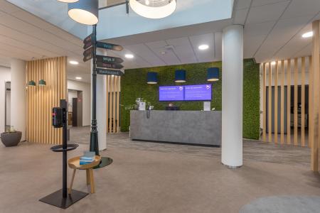 Ontvangstruimte met op maat gemaakte balie en moderne verlichting